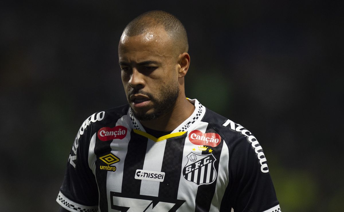 Escalação de Mayke é questionada em Internacional x Santos pelos torcedores do Peixe