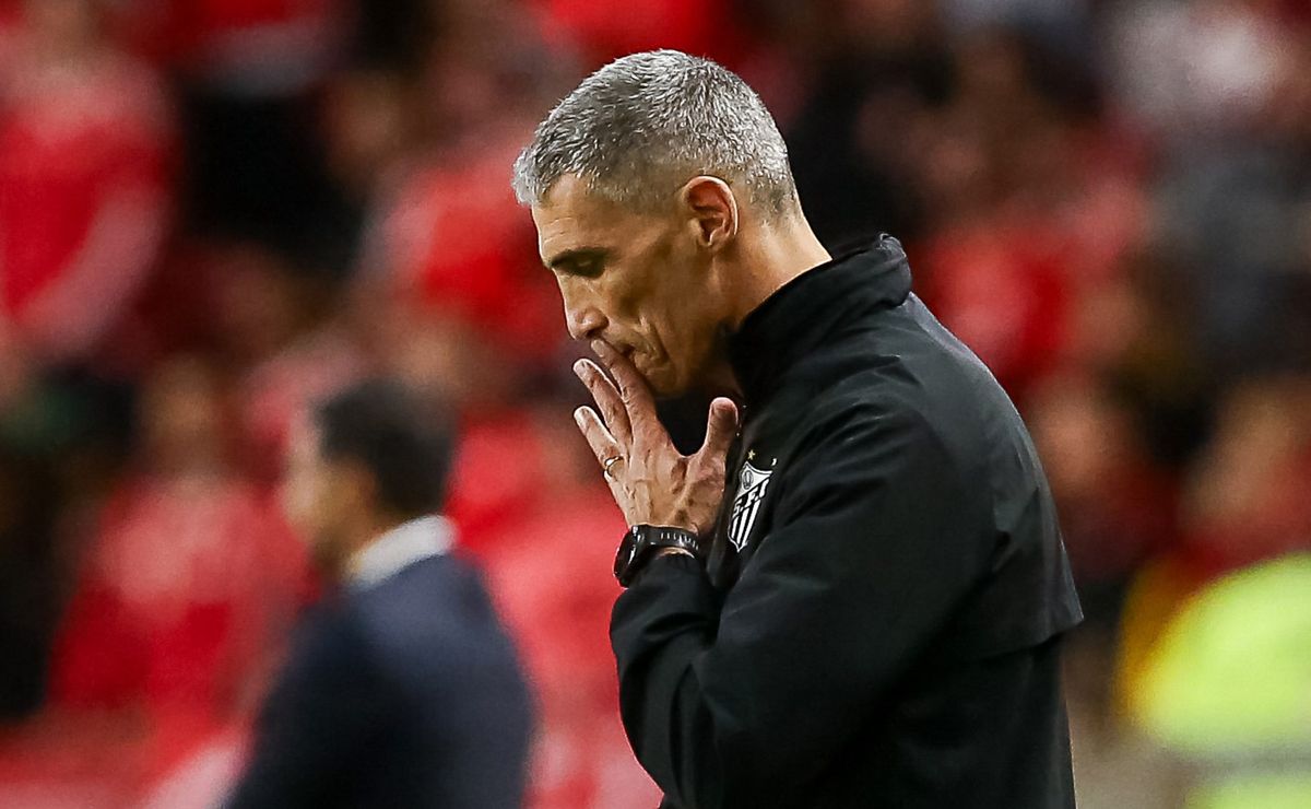 Internacional domina, marca com Alan Patrick e Vojvoda sai irritado após primeiro tempo apático do Santos