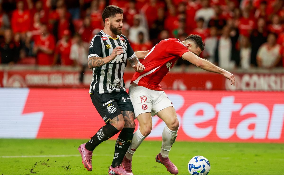 Torcida explode nas redes e Zé Rafael vira alvo de críticas após primeiro tempo fraco contra o Inter