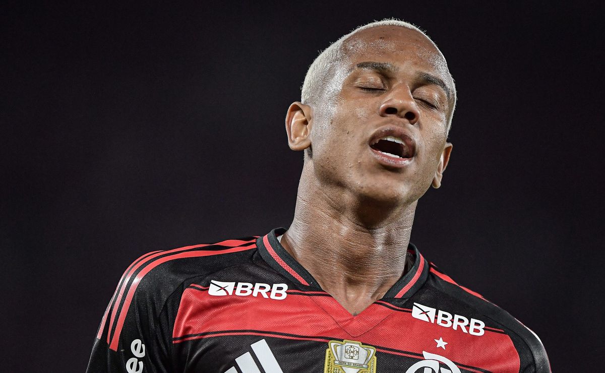 Wallace Yan não se encaixa com trio ofensivo do Flamengo e mostra erros contra Atlético-MG