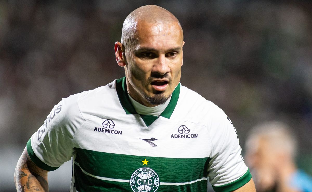 Maicon se declara ao Vasco após título da Série B pelo Coritiba: “É um clube que tem um cantinho aqui no meu coração”