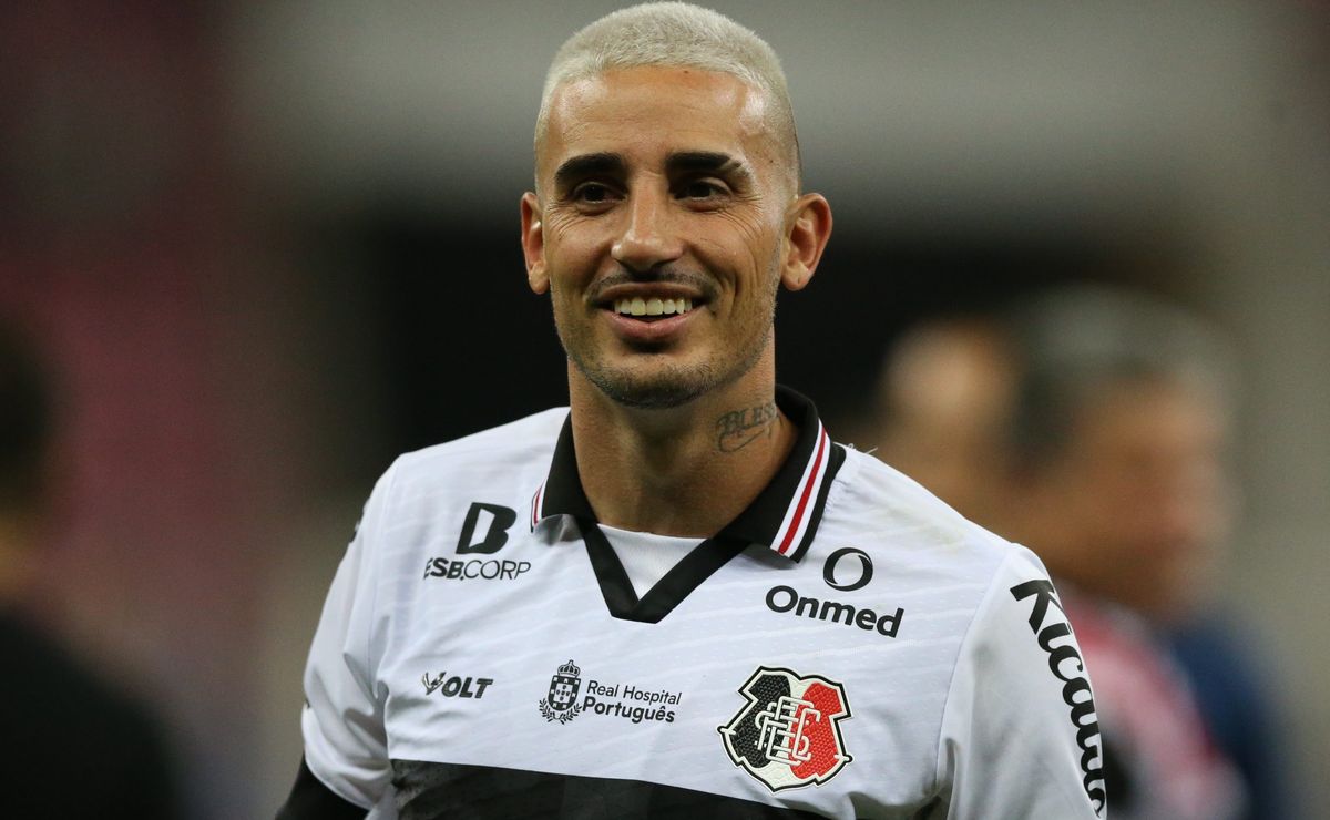 Thiago Galhardo encerra contrato com o Santa Cruz após vence ação no CNRD 