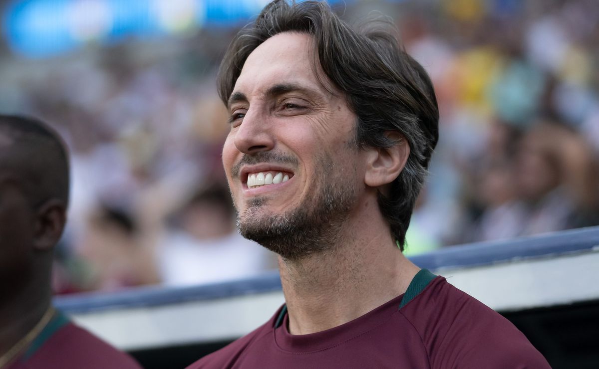 Zubeldía pula de felicidade e comemora permanência de Nonato no Fluminense: “Ele já está fechado”