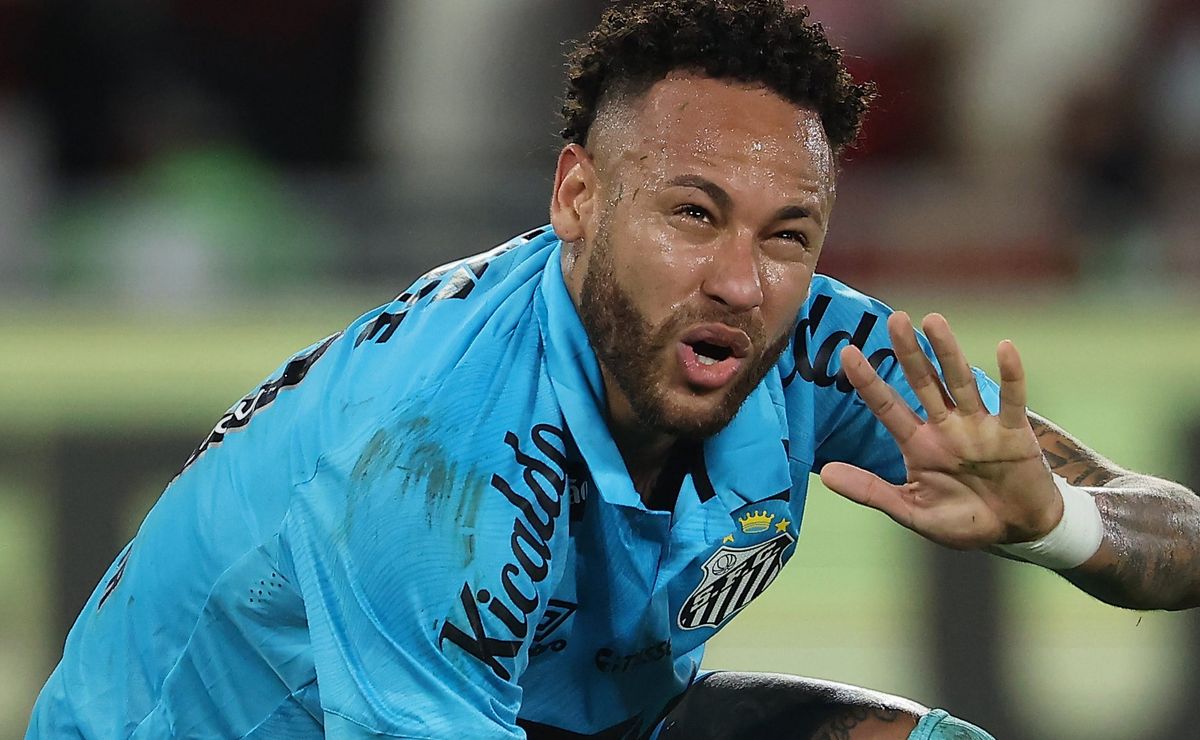Neymar adia cirurgia para ajudar o Santos, informa jornalista: “Há uma lesão no menisco”