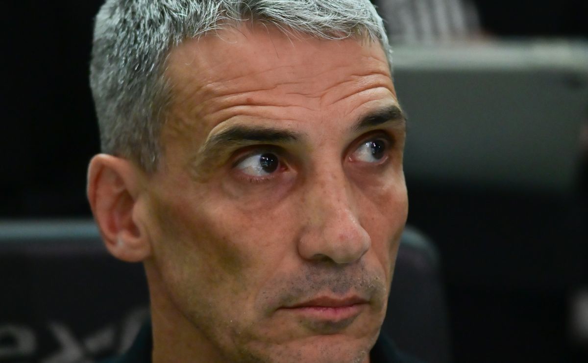 Vojvoda no Santos: boas ideias, convicções rígidas e o desafio de fazer o time reagir