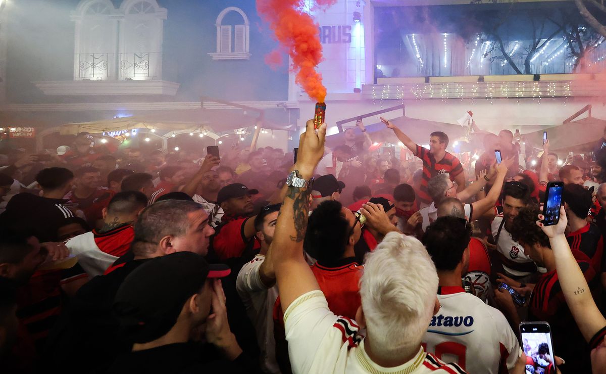 Festa na rua, arrepio e fé: Flamengo sai do hotel em Lima empurrado por mar rubro-negro antes da final