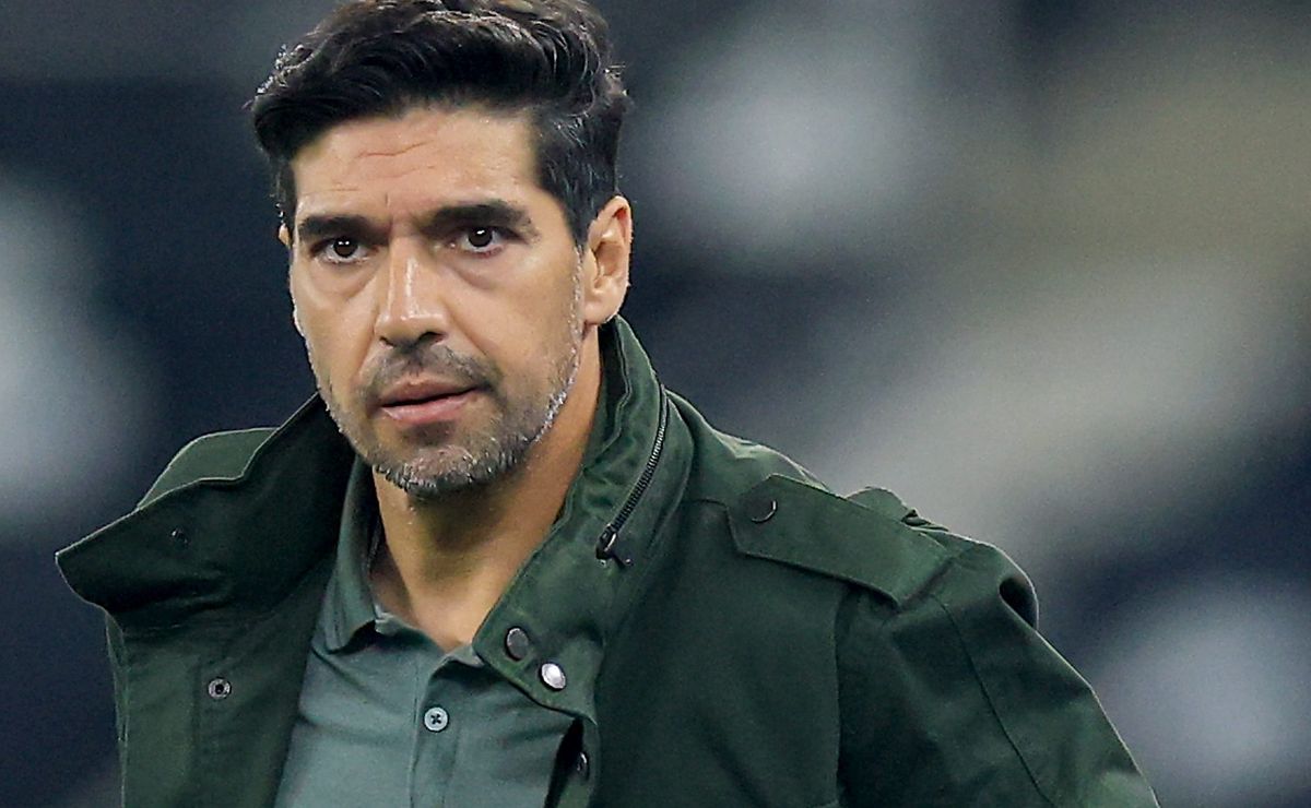 Reclamação cedo, bronca e tensão: Abel já discute com arbitragem aos 23 minutos na final Palmeiras x Flamengo
