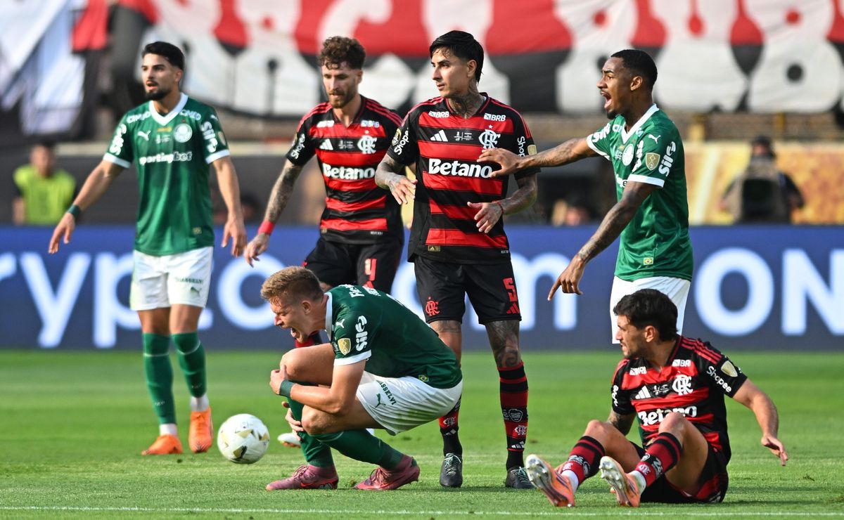 Pulgar quase prejudica o Flamengo após forte entrada em Bruno Fuchs na final da Libertadores