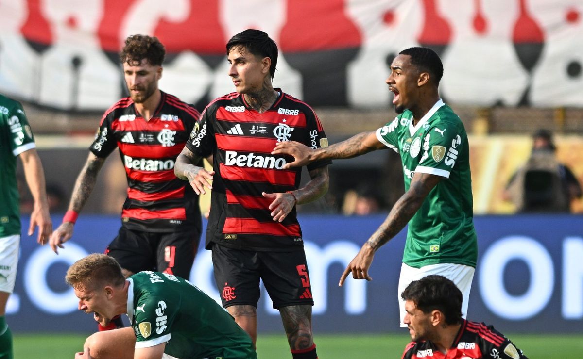 Pulgar quase prejudica o Flamengo após forte entrada em Bruno Fuchs na final da Libertadores
