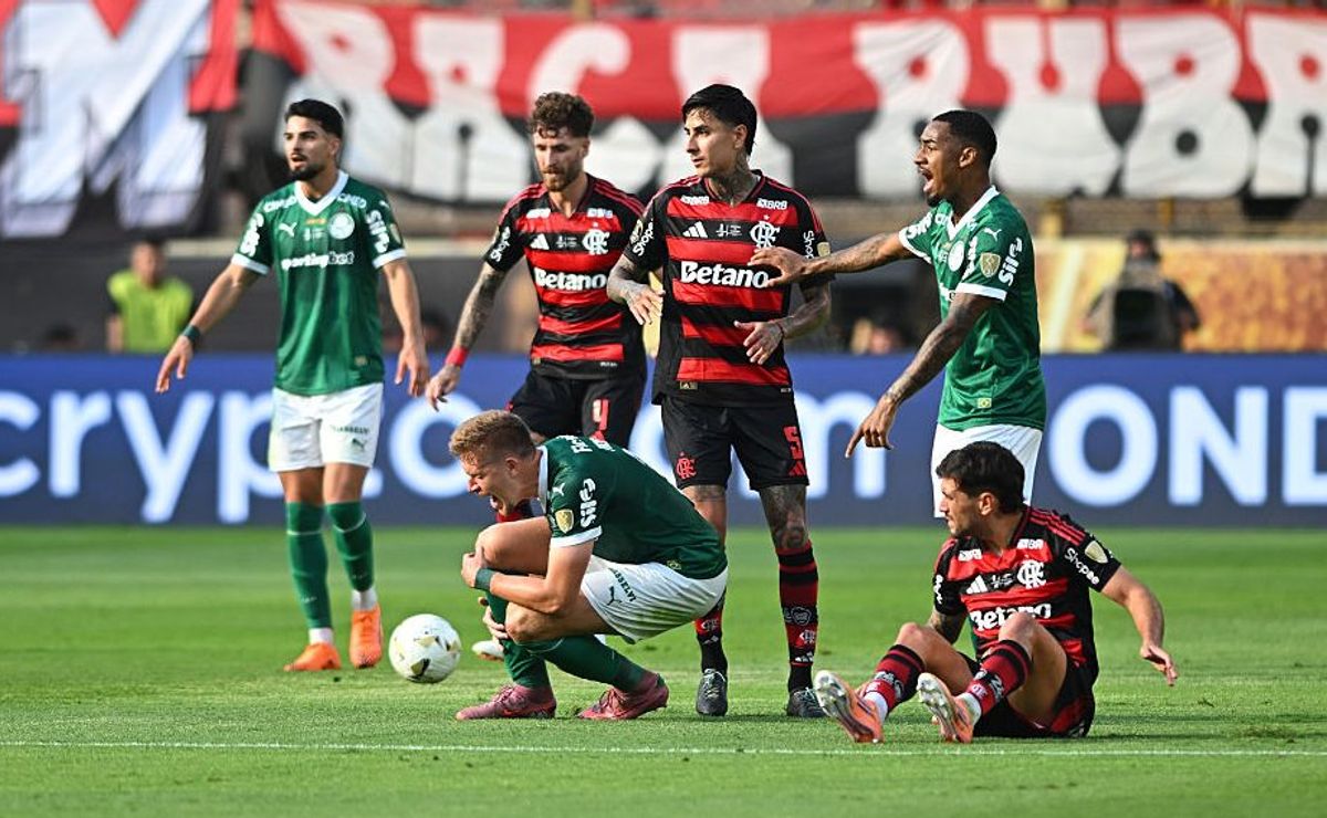 Torcida do Palmeiras se revolta com não expulsão de Pulgar em lance com Fuchs na final da Libertadores
