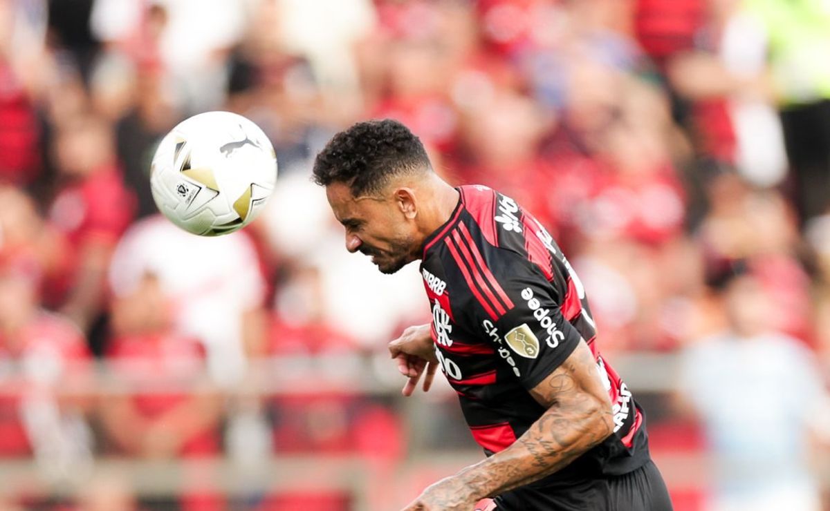 De criticado a herói, Danilo vive roteiro de cinema e decide tetracampeonato do Flamengo na Libertadores