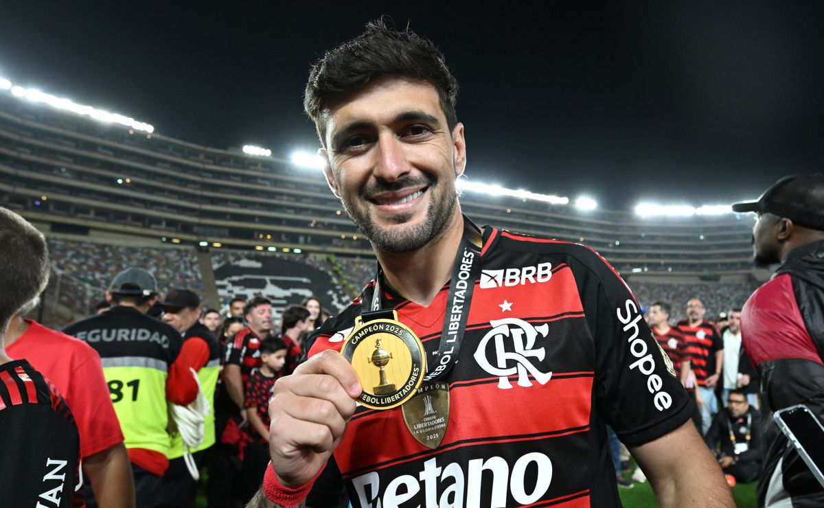 Arrascaeta declara desejo de encerrar carreira no Flamengo e pede renovação de Filipe Luís: “Não tem como ir embora”