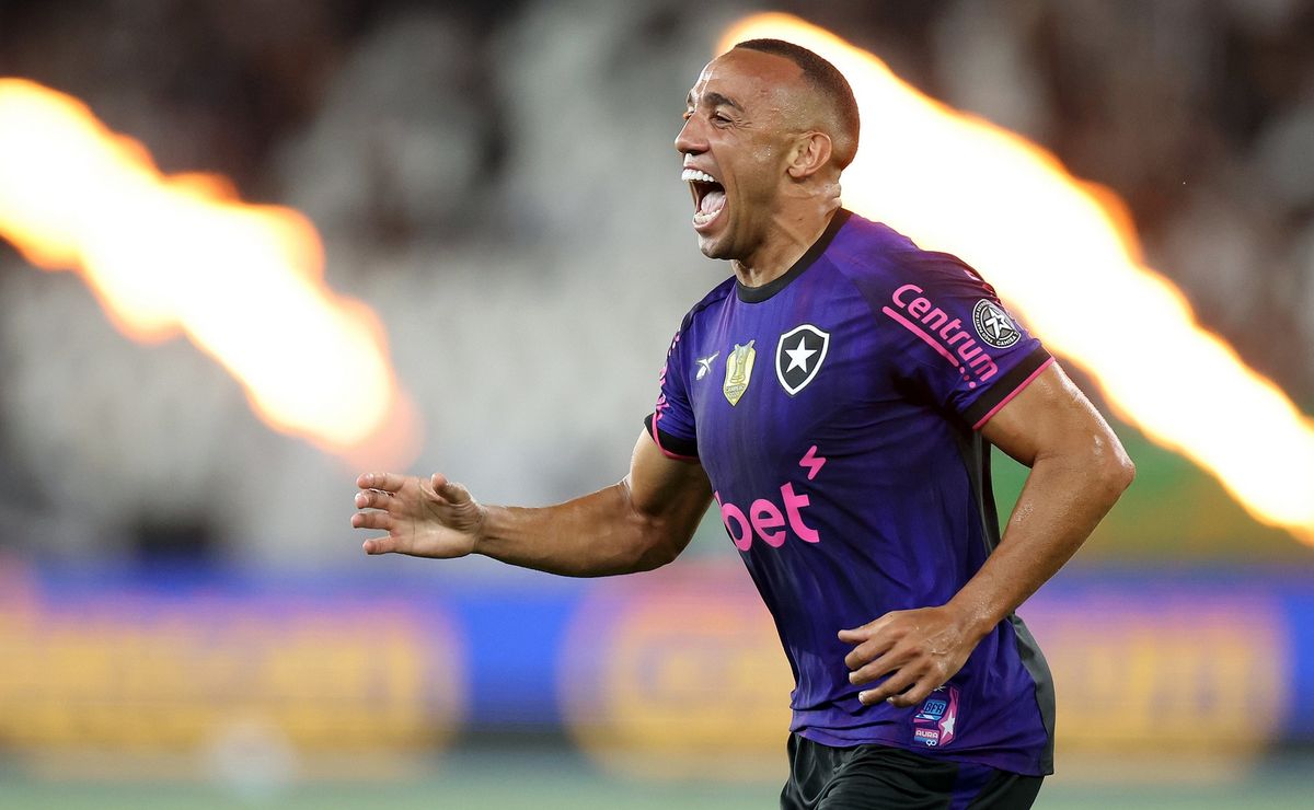 Botafogo tem volta de Alex Telles e pode contar com Marçal na zaga contra o Corinthians; provável escalação