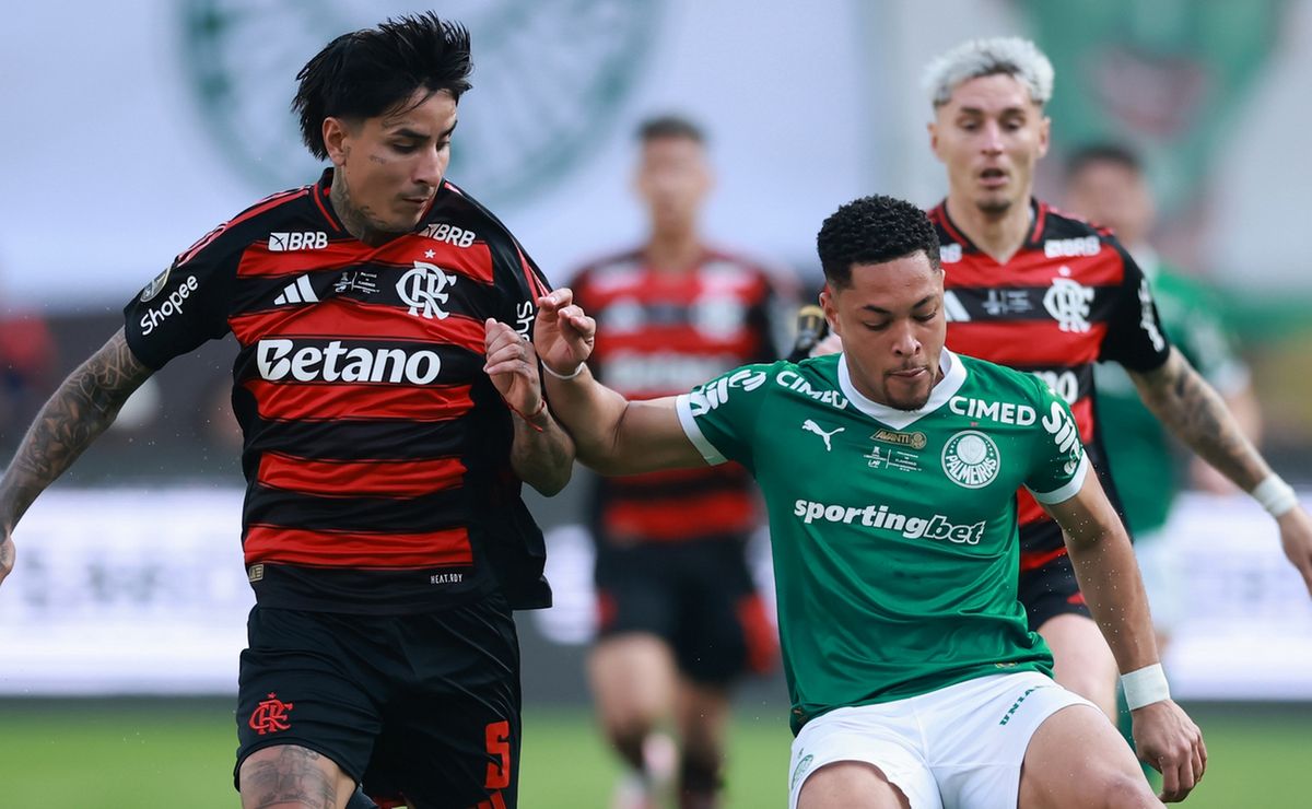 Carlos Simon aponta erro grave da arbitragem ao não expulsar Pulgar em Flamengo x Palmeiras pela Libertadores