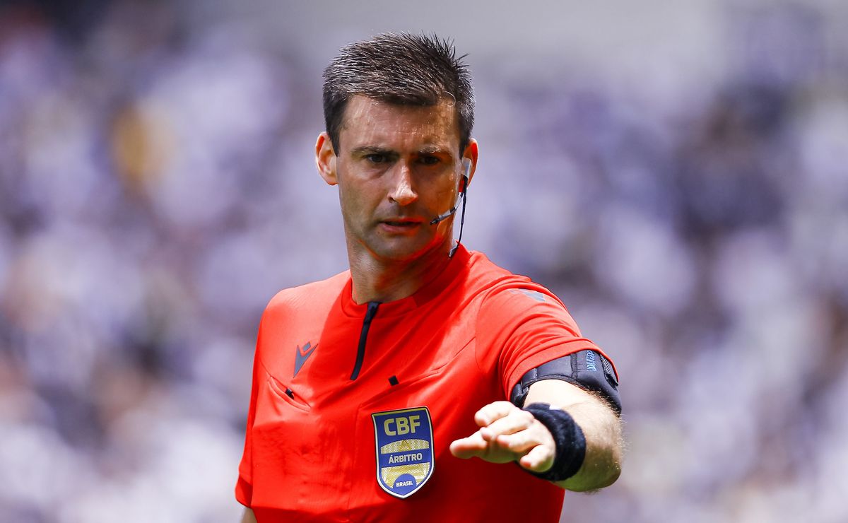 Arbitragem de Jonathan Benkenstein Pinheiro tem discussão no gol do Botafogo contra Corinthians