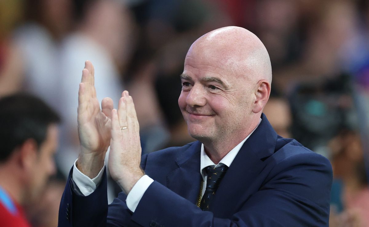 Gianni Infantino, presidente da FIFA, parabeniza Flamengo pelo título da Copa Libertadores de 2025