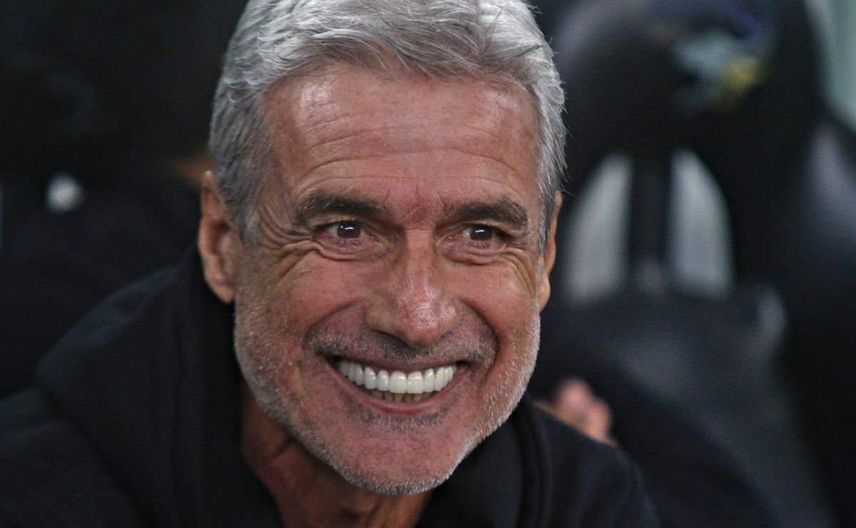 Grêmio dá ataque final e avança em contratação de Luís Castro para substituir Mano Menezes