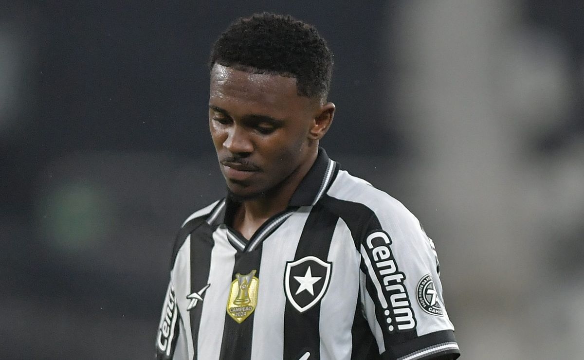 Árbitro justifica expulsão de Jeffinho no Botafogo como conduta violenta 