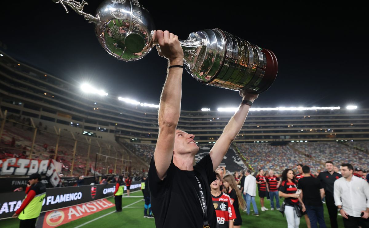 Flamengo empurra conversa, mas já definiu data para renovar com Filipe Luís antes do Intercontinental