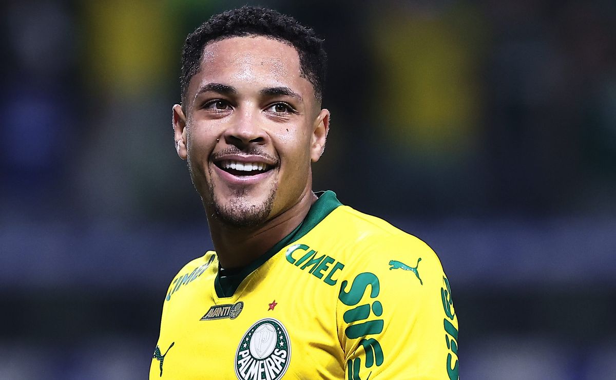 Vitor Roque vive fase muito superior à de Hulk e tem média de gols maior no Brasileirão