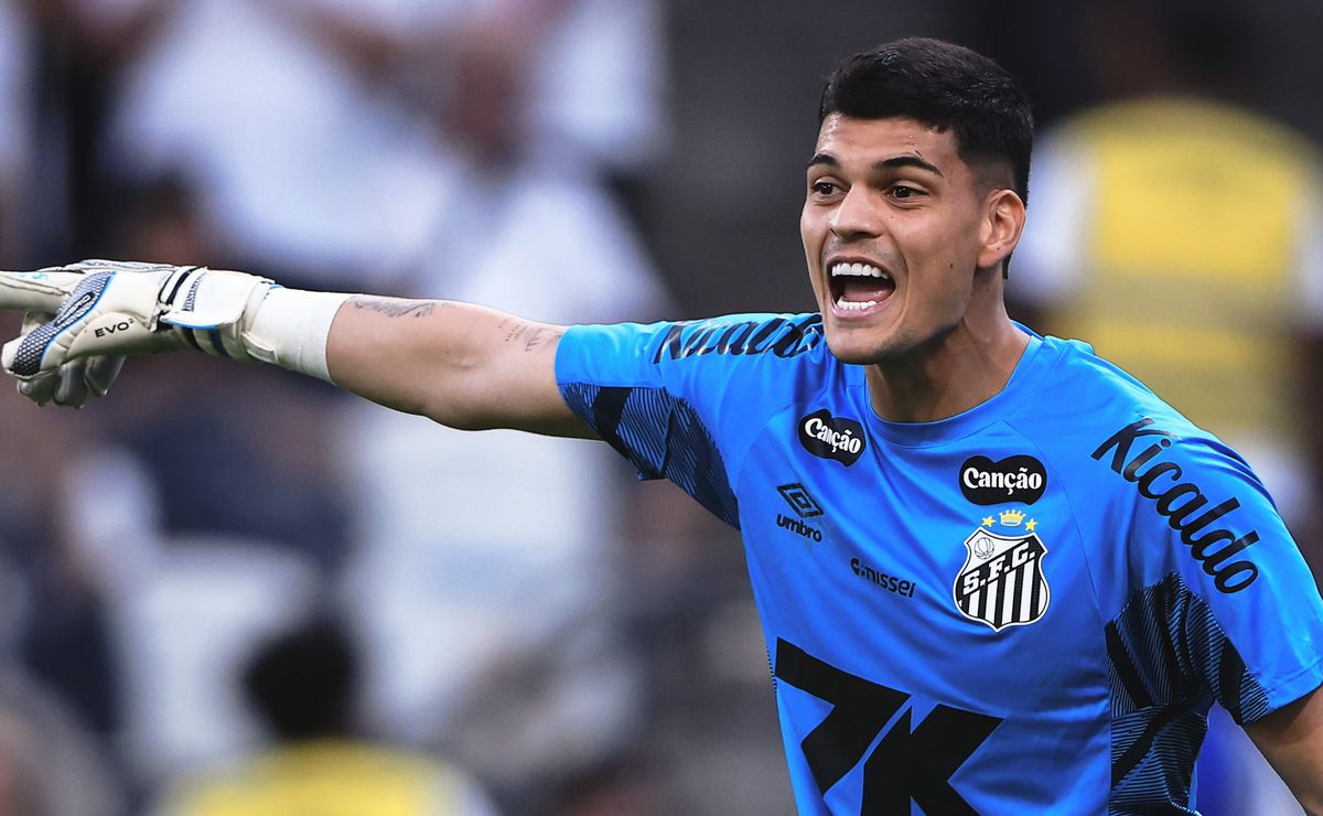 Santos liga sinal de alerta após Flamengo decidir continuar de olho no Gabriel Brazão