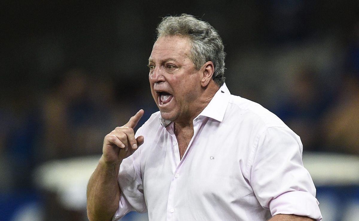 Abel Braga define esquema com três zagueiros e surpreende ao montar Inter para enfrentar o São Paulo