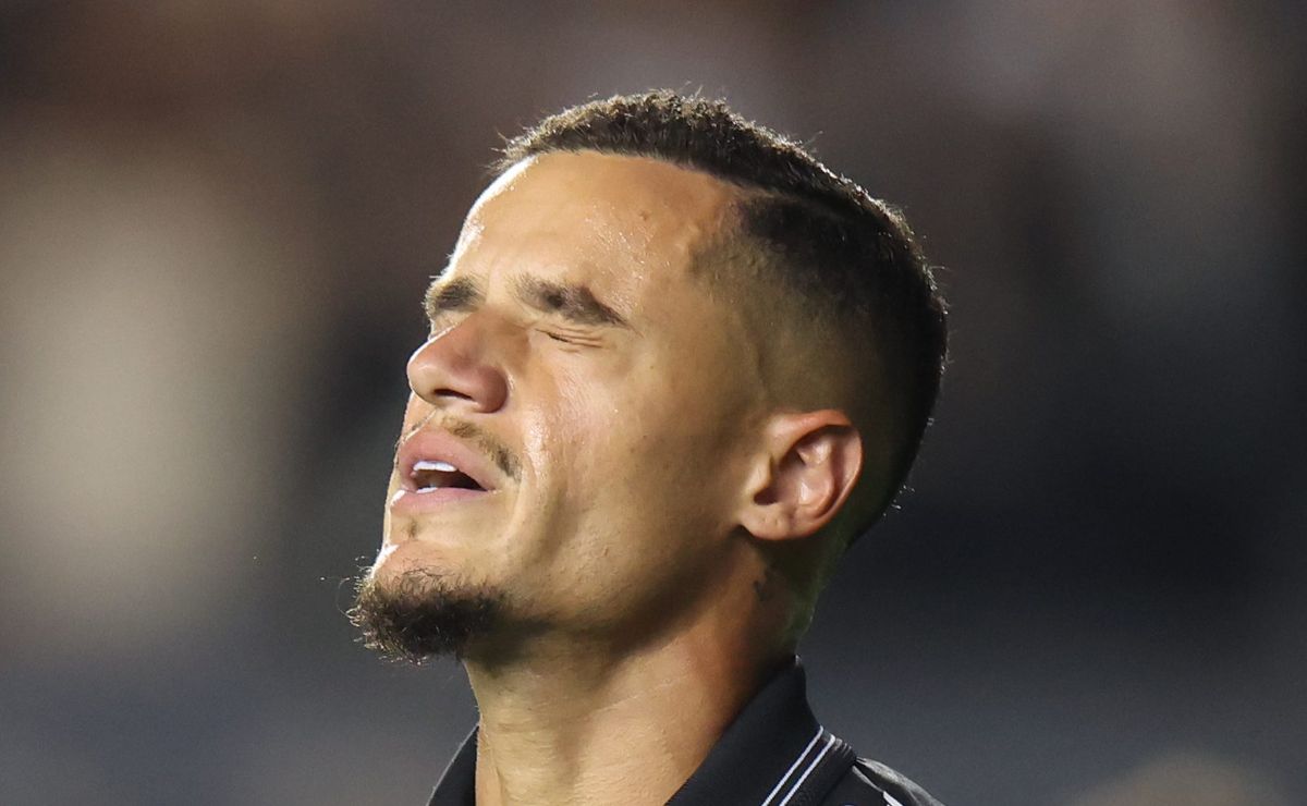 Vasco falha na criação, sofre gol em erro individual e perde força na briga pelo G-8