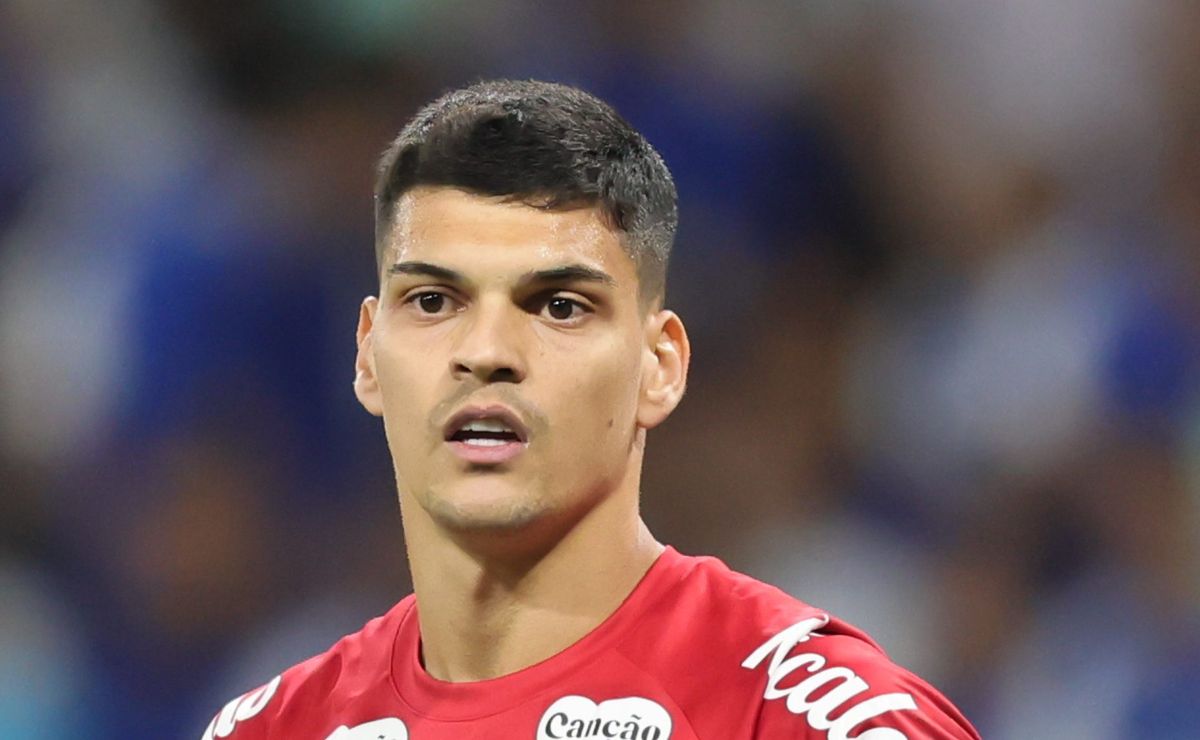 Flamengo define qual novo goleiro deseja comprar e avança por Gabriel Brazão, destaque do Santos