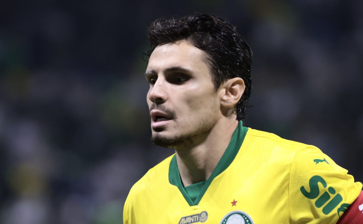 Abel Ferreira barra Veiga e Bruno Fuchs e surpreende em escalação do Palmeiras contra o Atlético-MG