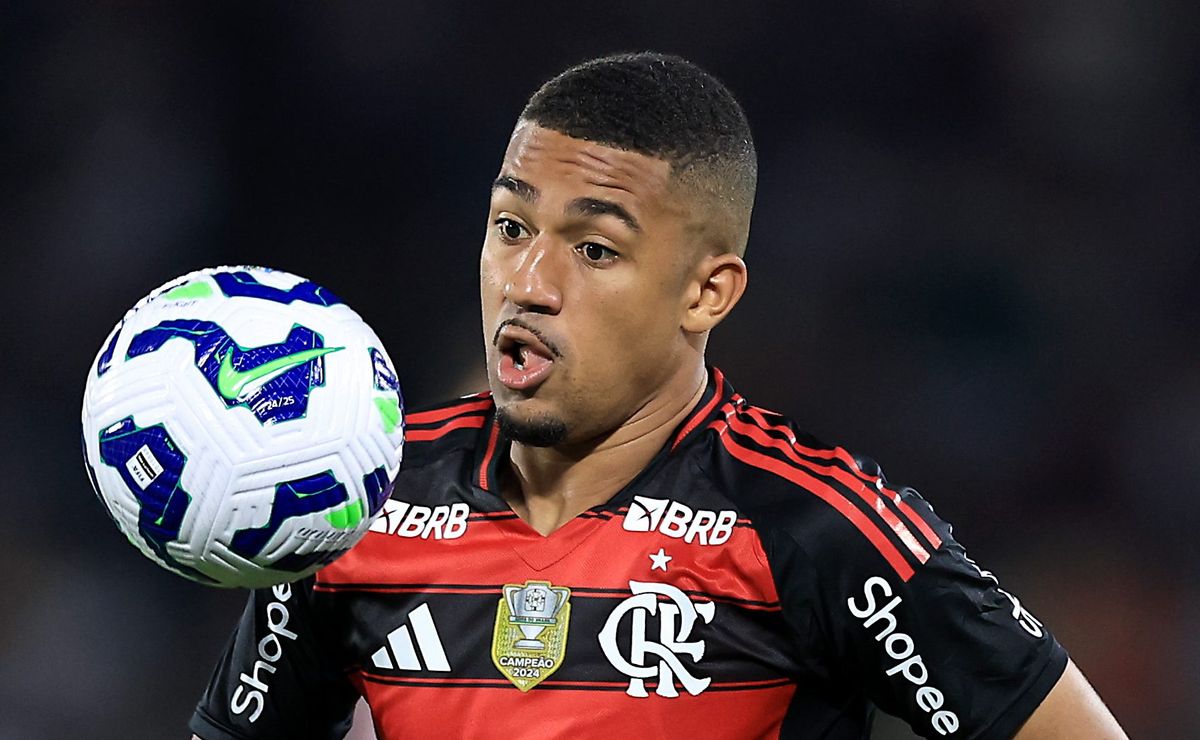 Flamengo controla o jogo, Samuel Lino reclama de pênalti e depois marca na vitória parcial