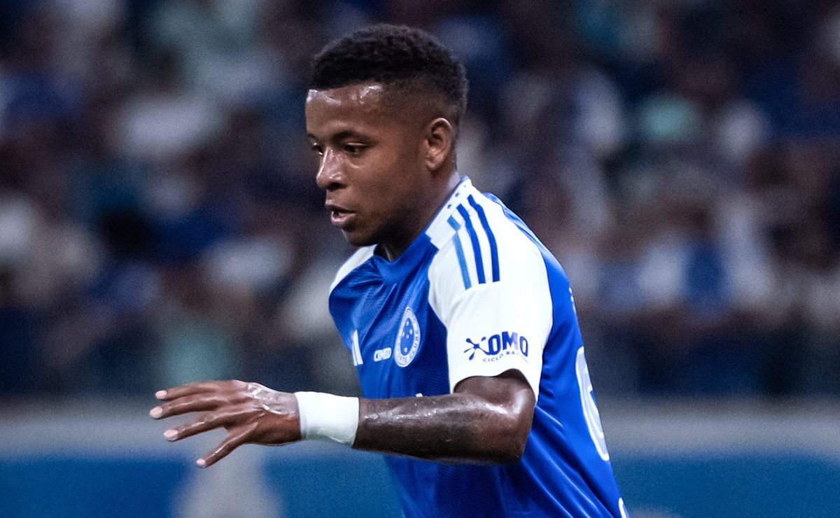 Arroyo treina com o elenco e deve ter nova chance como titular do Cruzeiro contra o Botafogo