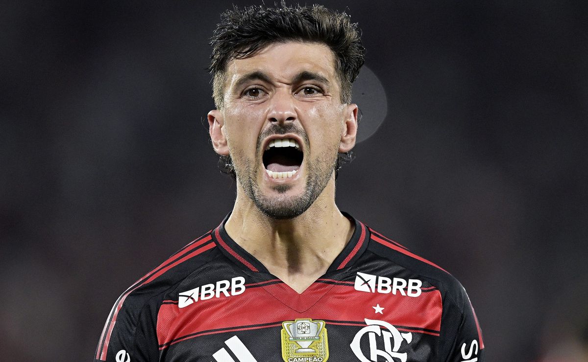 Arrascaeta manda indireta e provoca Abel Ferreira, do Palmeiras, após declaração do técnico: “Frustrado”