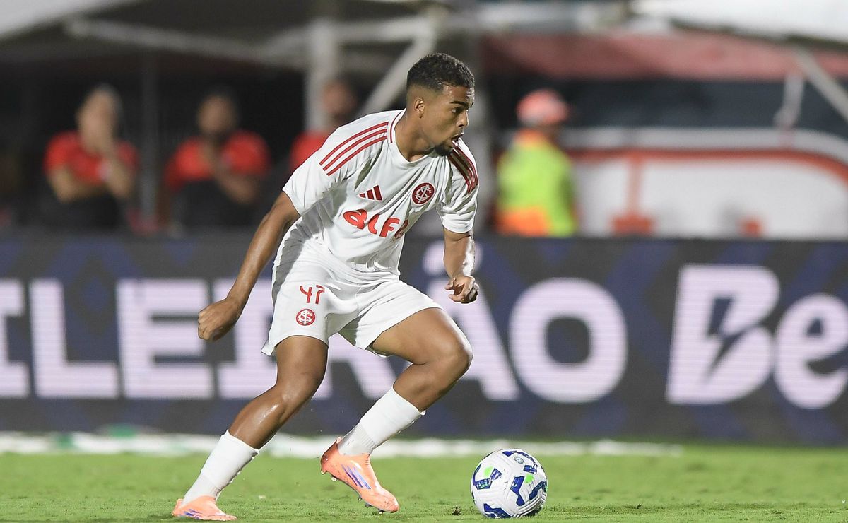 Internacional recebe sondagens por Gustavo Prado e já define valor milionário para negociar atacante