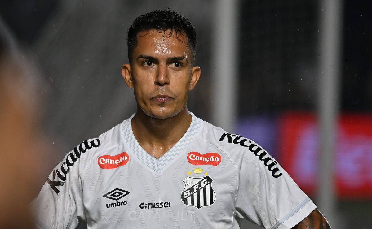 Igor Vinícius se firma entre os titulares do Santos e cresce sob o comando de Vojvoda