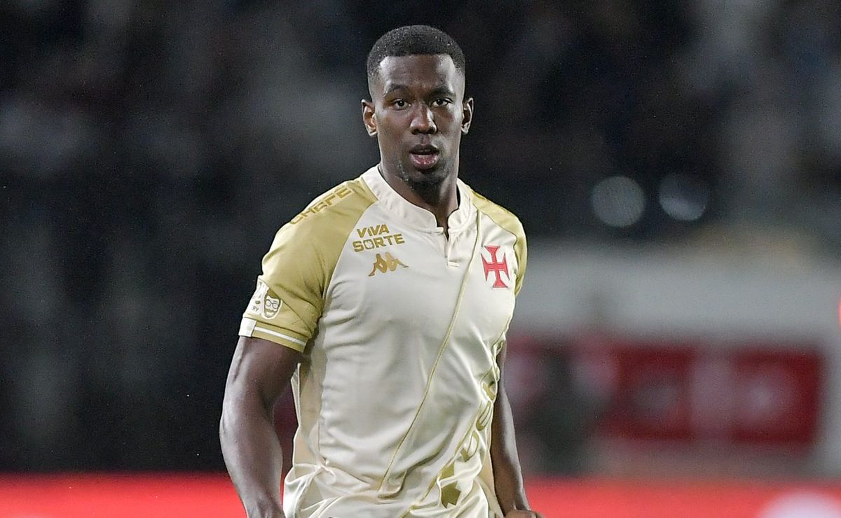 Carlos Cuesta projeta longa permanência e diz estar totalmente adaptado ao Vasco: “Estou muito feliz”