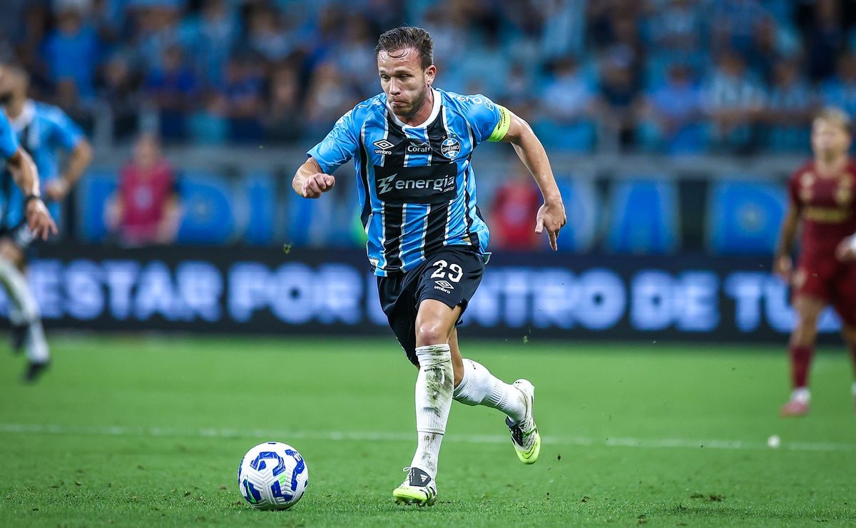 Tostão cita Arthur, do Grêmio, ao lamentar a falta de um meio-campista fora-de-série na seleção brasileira