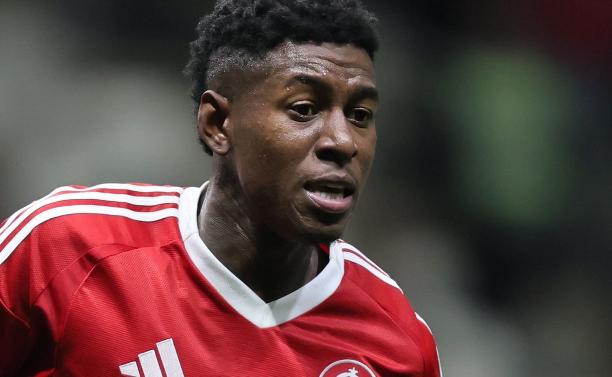 Vitão desabafa após Inter se livrar da Série B e desconversa sobre permanecer no Inter