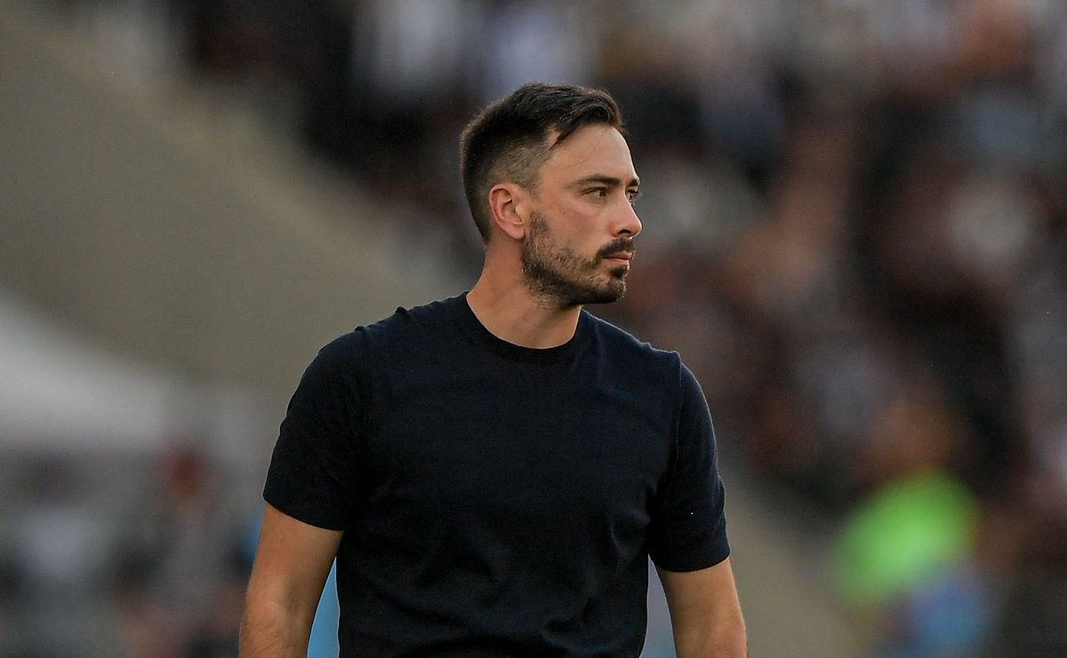 Davide Ancelotti justifica excesso de gols sofridos a desfalques no Botafogo: “Mudando muito a linha de defesa” 