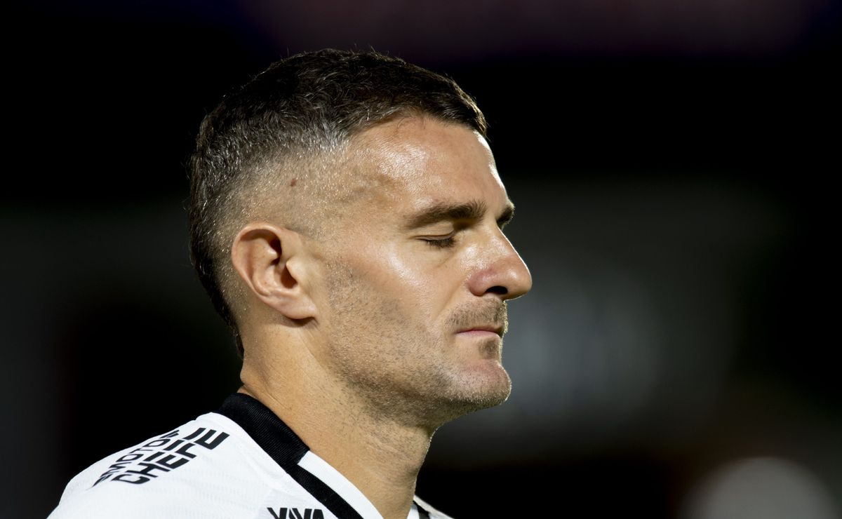 Vegetti arruma problema nos bastidores do Vasco e saída do centroavante em 2026 pode acontecer