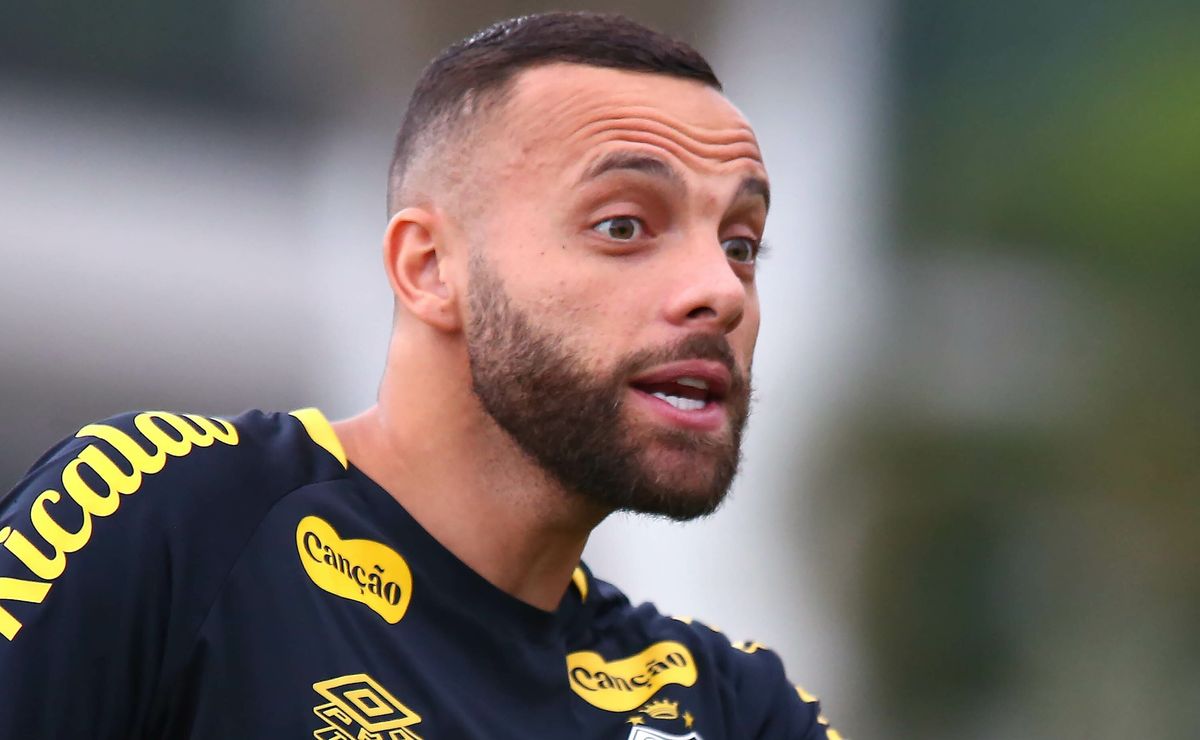 De saída do Santos, Guilherme ficou próximo de ser o novo reforço do São Paulo em uma troca envolvendo Luciano