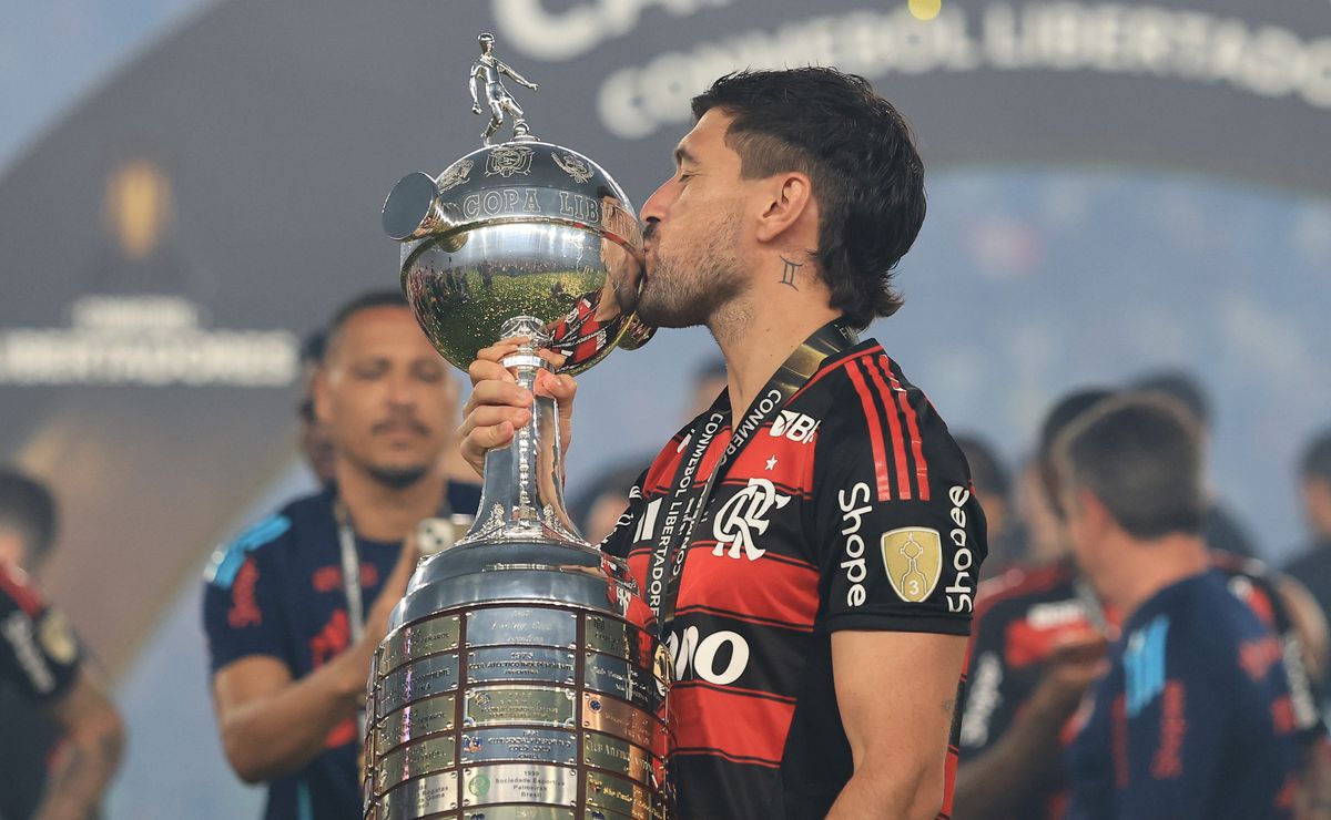 Arrascaeta deixa gringos que atuam no Brasil comendo poeira e é o estrangeiro que mais foi premiado no Bola de Prata