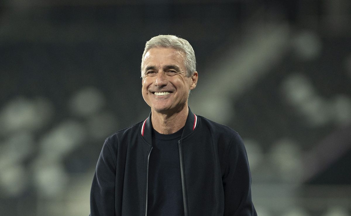 Grêmio pode investir R$ 2 milhões por Luís Castro e avança nas negociações