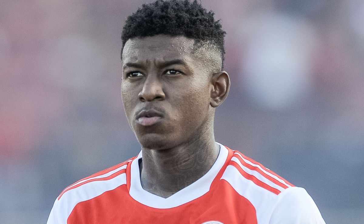 Internacional define valor de R$ 75,8 milhões para negociar Vitão ao Flamengo após oferta recusada