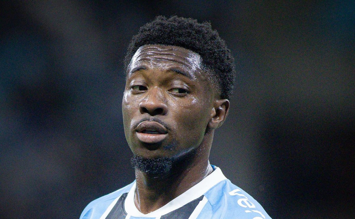 Grêmio recebe sondagens para vender titular e Amuzu pode deixar o clube