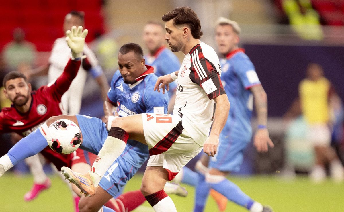 Flamengo vence o Cruz Azul com dois de Arrascaeta e avança no Intercontinental