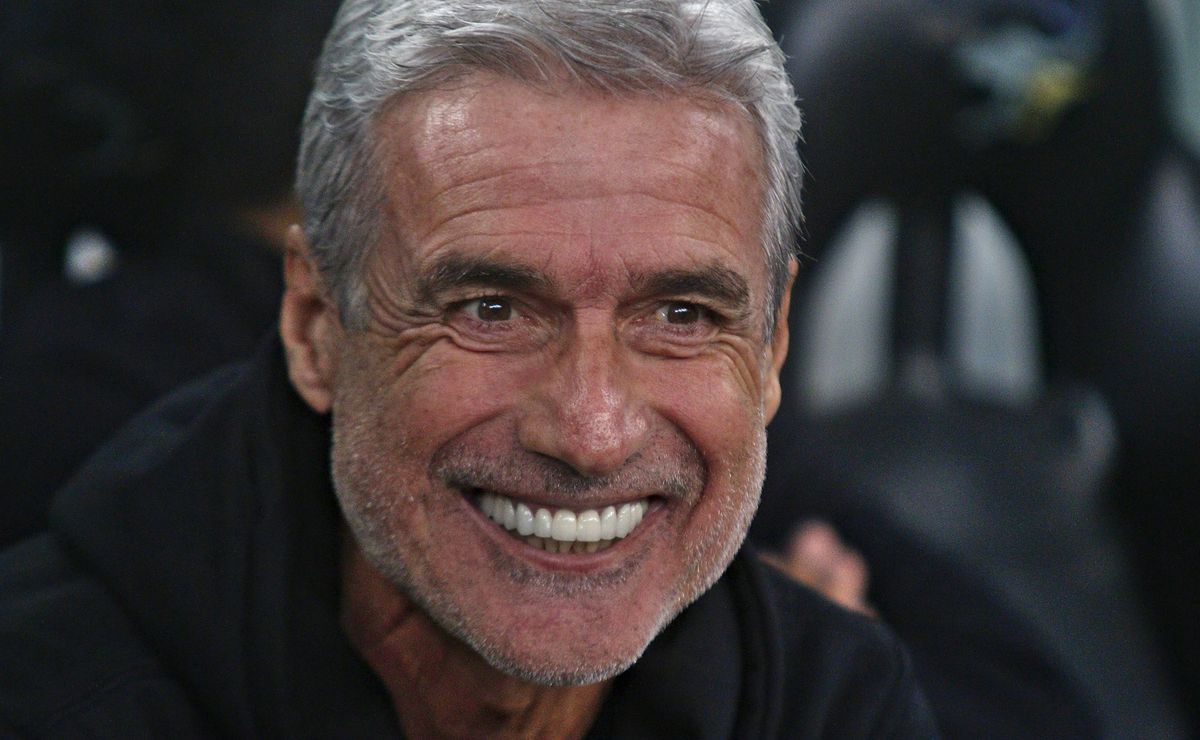 Luís Castro já recebeu promessa do Grêmio no mercado e 4 reforços de impacto vão chegar