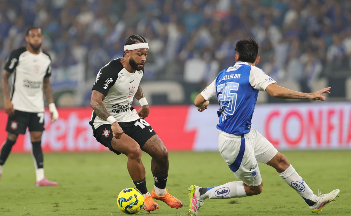Torcida do Cruzeiro critica forte atuação ruim no primeiro tempo contra o Corinthians na semifinal