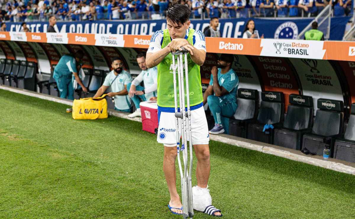 Villalba vira problema sério no Cruzeiro e flagra com muletas gera muita preocupação