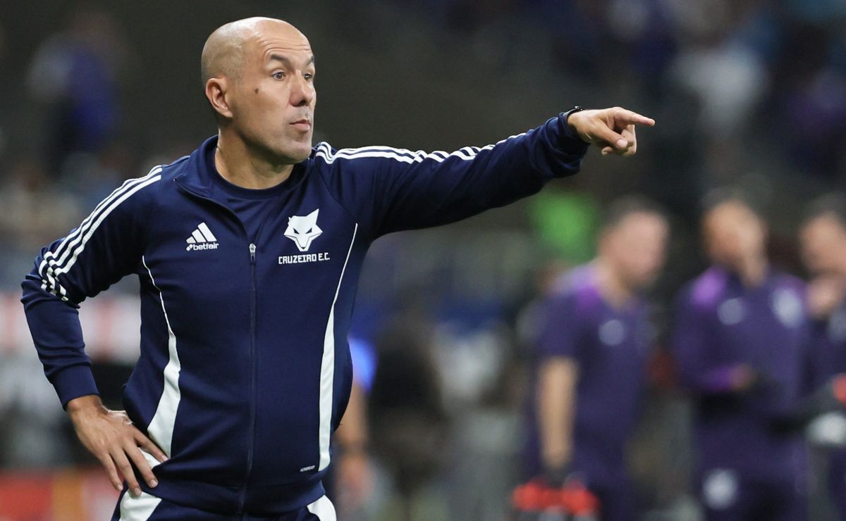 Leonardo Jardim cobra falta de apoio da torcida do Cruzeiro antes de enfrentar o Corinthians: “Não tivemos”