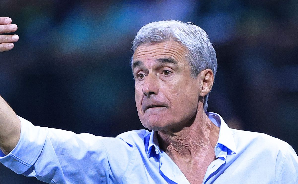 Luís Castro pede e Grêmio vai oferta milionária para assinar com Raphael Veiga; Palmeiras não quer liberar